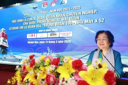 Đồng chí Trương Mỹ Hoa phát biểu tại Lễ trao học bổng. (Ảnh: CTV HQ) 