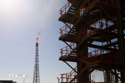 Một giàn khoan dầu ở tỉnh Ilam của Iran. (Ảnh: IRNA/TTXVN)