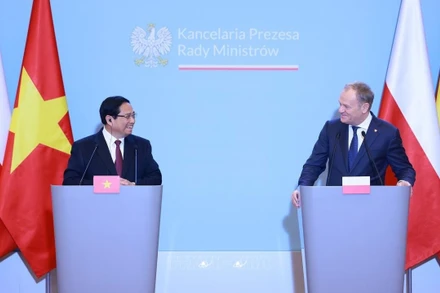 Thủ tướng Phạm Minh Chính và Thủ tướng Ba Lan Donald Tusk tại cuộc gặp báo chí hai nước sau hội đàm (16/1/2025). Ảnh: Dương Giang-TTXVN