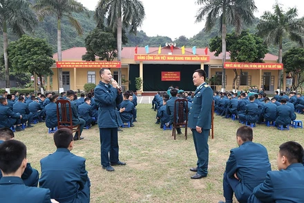 Lãnh đạo Tiểu đoàn 31, Lữ đoàn 28 (Quân chủng Phòng không-Không quân) đối thoại với chiến sĩ mới. (Ảnh ÐỨC LƯU)