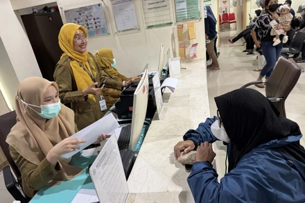 Nhân viên Trung tâm y tế Tanah Abang ở Jakarta đón tiếp người dân tham gia Chương trình kiểm tra sức khỏe miễn phí. Ảnh: TTXVN