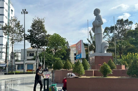 Nhóm kỹ thuật lắp đặt thiết bị NFC tại Công viên 30/4, thành phố Sóc Trăng.