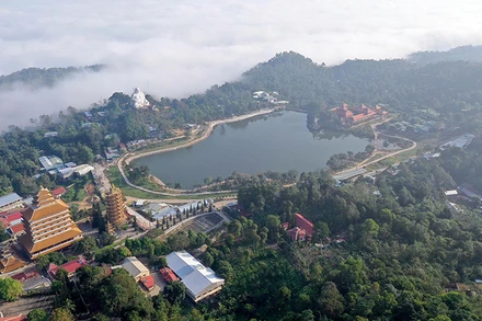 Một góc Thiên Cấm Sơn hùng vĩ. (Ảnh Việt Anh)