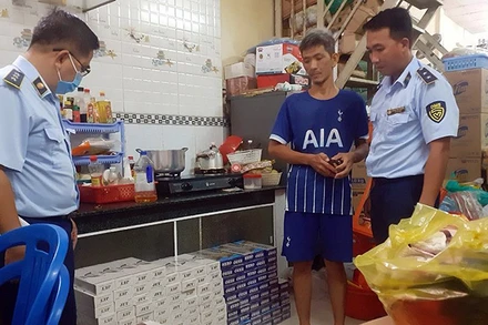 Cục Quản lý thị trường Vĩnh Long kiểm tra phát hiện 1.520 bao thuốc lá điếu nhập lậu tại hộ kinh doanh tạp hóa ở thị xã Bình Minh. (Ảnh HÀ LINH)