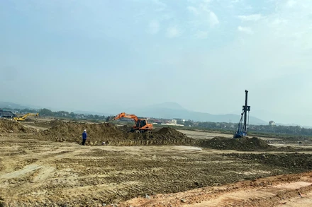 Nhà thầu đang đẩy nhanh tiến độ thi công đường lăn, sân đỗ.