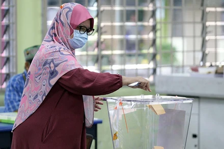 Cử tri Malaysia bỏ phiếu bầu cơ quan lập pháp bang. (Ảnh AP) 