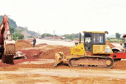 Các phương tiện cơ giới của Công ty cổ phần Tràng An Lạng Sơn thi công công trình cải tạo nâng cấp Quốc lộ 4B, kết nối Lạng Sơn với Quảng Ninh.