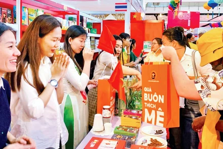 Giới thiệu sản phẩm thương hiệu Việt tới người tiêu dùng quốc tế tại sự kiện "Tuần hàng Việt Nam tại Thái Lan 2022" do Bộ Công thương Việt Nam và Tập đoàn Central Retail tại Việt Nam đồng tổ chức. (Ảnh MINH HUỆ)