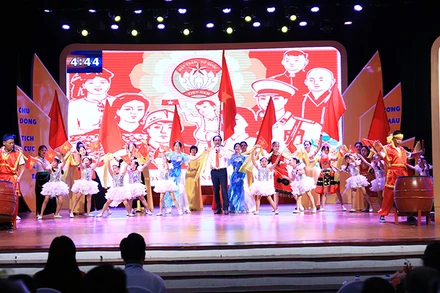 Tiết mục dự thi của ông Quách Ngọc Phong - Giải đặc biệt vòng chung khảo Hội thi Trưởng ban Công tác mặt trận thành phố Hà Nội. (Ảnh MẠNH KHÁNH)