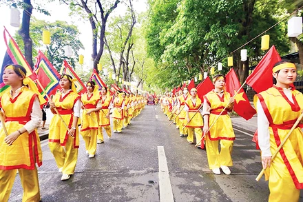 Hà Nội cần có biện pháp khai thác các giá trị văn hóa di sản một cách có chiều sâu để phát triển du lịch. Trong ảnh: Đoàn rước trong Lễ hội kỷ niệm 595 năm Vua Lê Thái Tổ đăng quang.