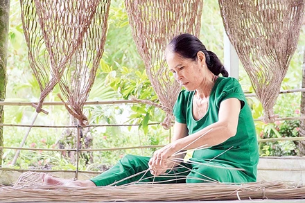 Những chiếc võng dây tra được làm từ bàn tay khéo léo của bà Nguyễn Thị Đẹp.