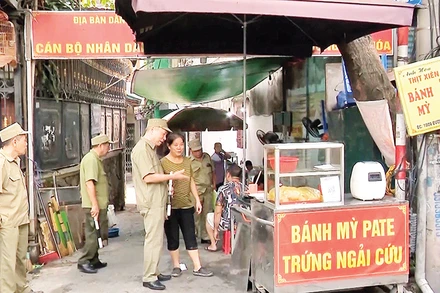 Ông Phạm Năng Cương (thứ ba từ bên trái sang) cùng các thành viên Ban bảo vệ dân phố phường Chương Dương trong một buổi tuần tra.