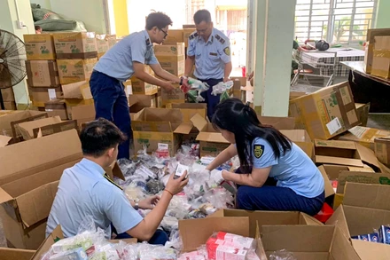 Lực lượng quản lý thị trường tỉnh Phú Yên kiểm tra, thu giữ các sản phẩm là thực phẩm chức năng do nước ngoài sản xuất không có hóa đơn chứng từ, đang trên đường vận chuyển. (Ảnh MINH NGUYỆT) 