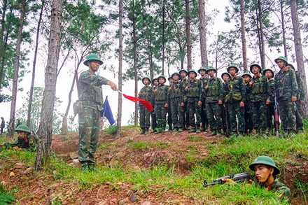 Cán bộ Đại đội 5, Tiểu đoàn 8, Trung đoàn 43, Sư đoàn 395 (Quân khu 3) điều chỉnh đội hình, sửa tập cho chiến sĩ.