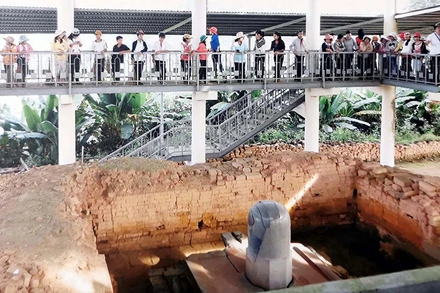 Các em học sinh tham quan Di tích quốc gia đặc biệt Cát Tiên.