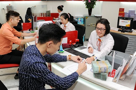 Khách hàng giao dịch tại Ngân hàng HDBank (Hà Nội). (Ảnh AN AN)