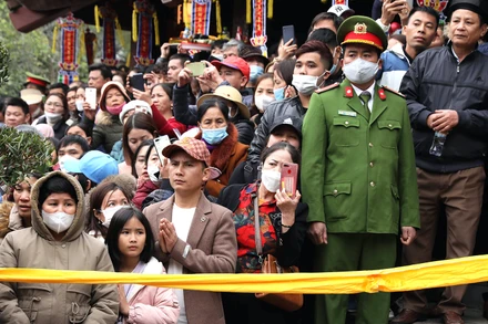 Lực lượng công an làm nhiệm vụ bảo đảm an ninh trật tự tại lễ hội chùa Hương Xuân Quý Mão 2023. (Ảnh MINH HÀ)