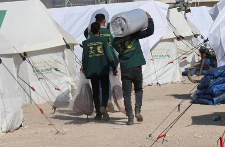 Đưa hàng cứu trợ đến với nạn nhân vụ động đất ở Syria.