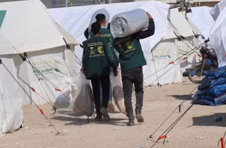 Đưa hàng cứu trợ đến với nạn nhân vụ động đất ở Syria.