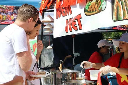 Phở Việt được người dân Nam Phi và khách quốc tế ưa thích. (Ảnh TTXVN)