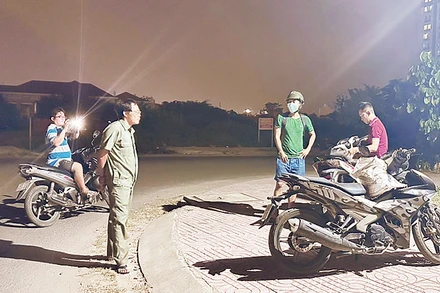 Các thành viên Tổ tự quản bảo vệ môi trường Khu phố 5, Phường 14 xử lý hành chính một người dân đổ trộm rác.