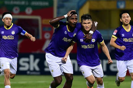 Các cầu thủ Hà Nội FC chia vui với Tuấn Hải sau bàn thắng mở tỷ số 1-0. (Ảnh TRẦN HẢI)