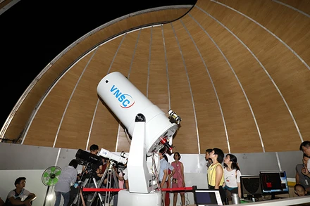 Học sinh thực hành quan sát bầu trời. (Ảnh: LÊ ĐỨC DƯƠNG)