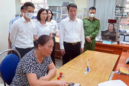 Tổng Giám đốc Bảo hiểm Xã hội Việt Nam Nguyễn Thế Mạnh thị sát điểm khám, chữa bệnh bằng thẻ căn cước và sinh trắc vân tay tại các cơ sở khám, chữa bệnh. (Ảnh TRUNG TÂM)