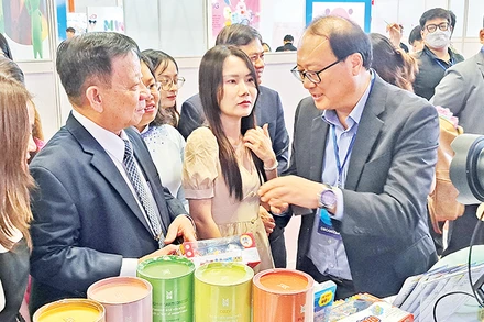 Các đại biểu tại Tuần lễ Văn hóa và Nhân vật quốc tế Việt Nam 2023 tổ chức tại Trung tâm Thương mại thế giới thành phố mới Bình Dương vào tháng 9/2023.