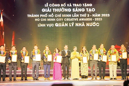 Lãnh đạo Ủy ban nhân dân thành phố trao Giải thưởng Sáng tạo lần thứ 3 cho các tập thể.