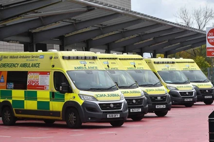 Xe cứu thương bên ngoài bệnh viện ở Birmingham, Anh.