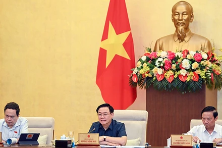 Chủ tịch Quốc hội Vương Đình Huệ điều hành nội dung thảo luận tại phiên họp. (Ảnh DUY LINH)