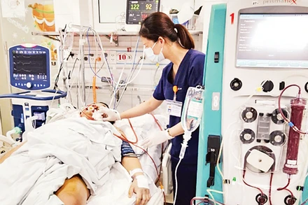 Bệnh nhân sốt xuất huyết được các bác sĩ Bệnh viện 19-8 điều trị hồi sức tích cực bằng kỹ thuật lọc máu.