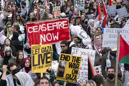 Hàng nghìn người tham gia tuần hành tại thủ đô Paris của Pháp. (Ảnh REUTERS)