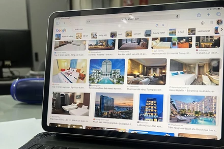 Du khách cần tìm hiểu kỹ thông tin, thận trọng khi đặt phòng khách sạn qua mạng. (Ảnh Duy Đăng)