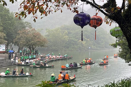 Khách du lịch xuống bến thuyền để tham quan Khu du lịch Tràng An chiều 30/12. (Ảnh XUÂN TRƯỜNG)