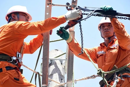 Công nhân Tổng công ty Điện lực Hà Nội (EVNHANOI) sửa chữa, tăng năng lực hệ thống để cấp điện an toàn, ổn định.