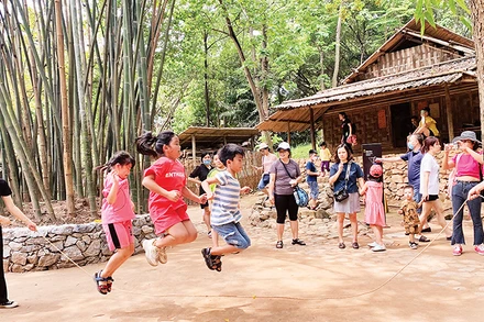 Học sinh tham gia các trò chơi truyền thống trong khuôn viên Bảo tàng Dân tộc học.