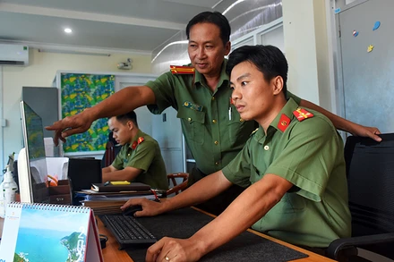 Cán bộ, chiến sĩ Đội An ninh-Công an thành phố Vũng Tàu (Bà Rịa-Vũng Tàu) theo dõi, xử lý thông tin xấu, độc, sai sự thật. (Ảnh PHƯỚC AN)