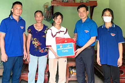 Đoàn Thanh niên huyện Yên Bình (Yên Bái) hỗ trợ học sinh nghèo vượt khó tham gia kỳ thi tốt nghiệp trung học phổ thông năm 2023.