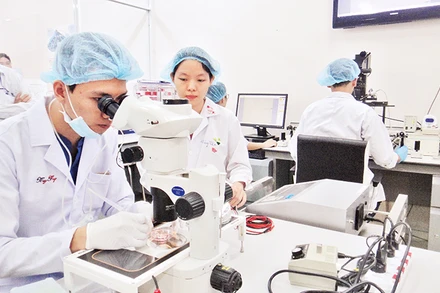 Hoạt động nghiên cứu khoa học tại Đại học Quốc gia Thành phố Hồ Chí Minh. 