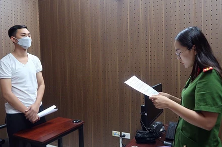 Cơ quan Cảnh sát điều tra (Công an tỉnh Bắc Kạn) bắt một đối tượng cho vay lãi nặng tại huyện Ba Bể. (Ảnh NGỌC ÁNH)