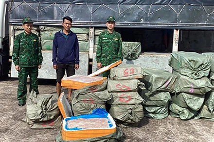 Chủ phương tiện và hàng hóa vận chuyển thực phẩm đông lạnh không rõ nguồn gốc bị cán bộ, chiến sĩ Đồn Biên phòng Quảng Đức (Bộ đội Biên phòng Quảng Ninh) thu giữ. (Ảnh XUÂN HÙNG)
