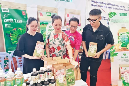 Công ty TNHH Ba Lành trưng bày sản phẩm nông nghiệp hữu cơ tại lễ phát động hưởng ứng Ngày hữu cơ Việt Nam 19/9.