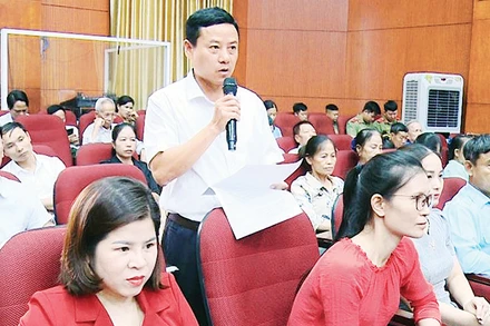 Người dân phát biểu tại buổi đối thoại với người đứng đầu cấp ủy, chính quyền huyện Phúc Thọ.