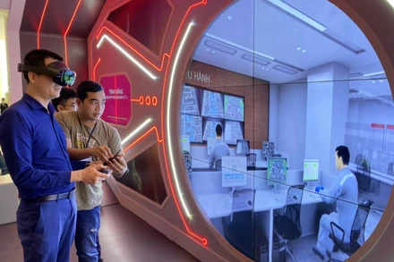 Doanh nghiệp khoa học và công nghệ trình diễn sản phẩm trí tuệ nhân tạo.