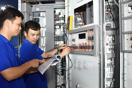 Công nhân làm việc tại Công ty TNHH Vander Leun (Khu Công nghiệp Nam Cầu Kiền, Hải Phòng) chuyên sản xuất và lắp ráp tủ bảng điện cho tàu thủy. (Ảnh TRẦN HẢI)