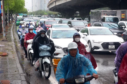 Người dân đội mưa về quê sáng 29/4, cửa ngõ phía nam Thủ đô ùn tắc phương tiện.