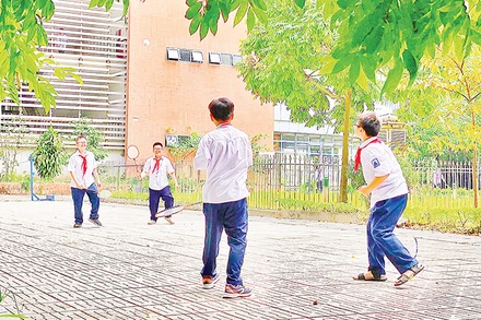 Các em học sinh vui chơi trong không gian xanh của Trường THPT Chuyên Hà Nội - Amsterdam.