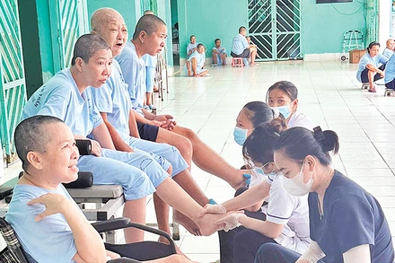 Người lang thang xin ăn được chăm sóc tại Trung tâm Điều dưỡng người bệnh tâm thần.